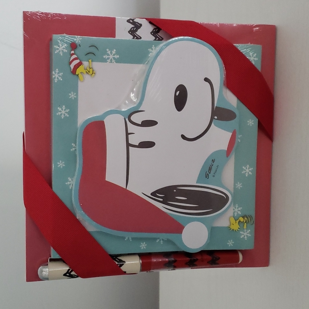 New Snoopy/Peanuts Memo Pad Set with Pen.